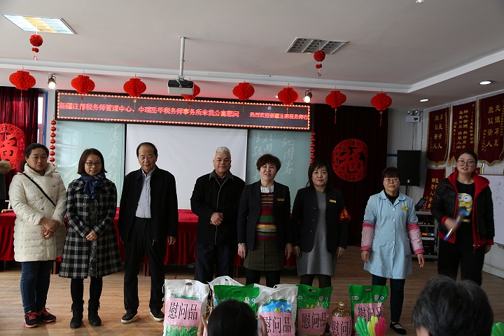 慰問(wèn)老人.JPG